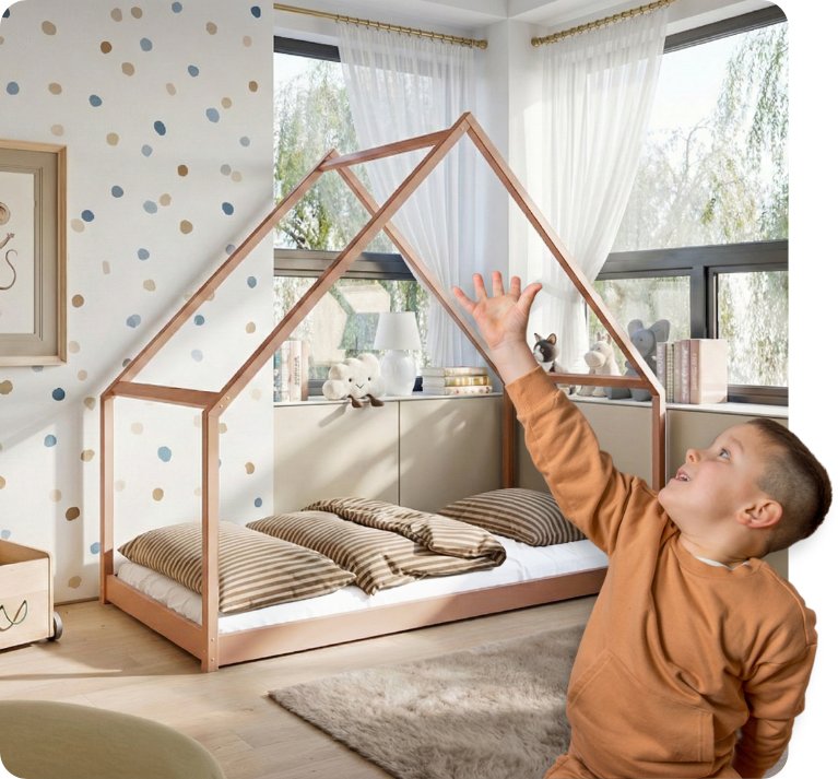 Un băiat arată spre un pat de culoare scorțișoară în formă de căsuță în spatele lui